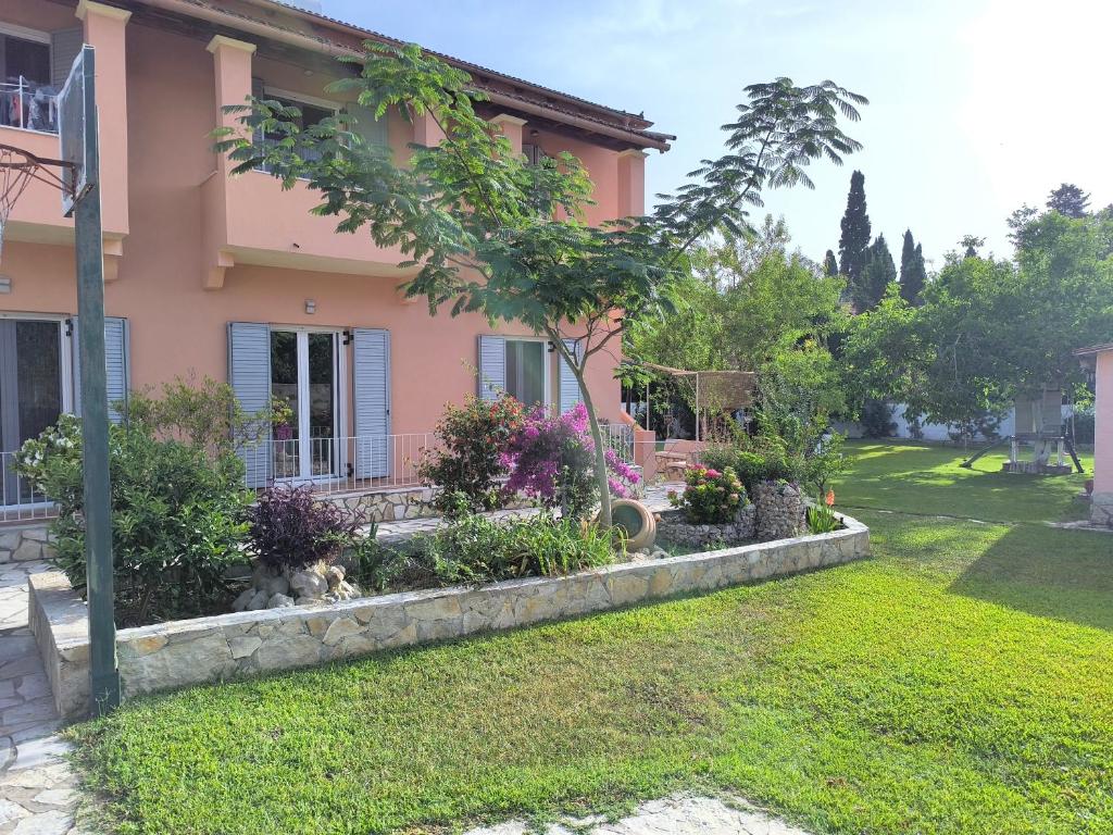 Zahrada ubytování Corfiota Sourina