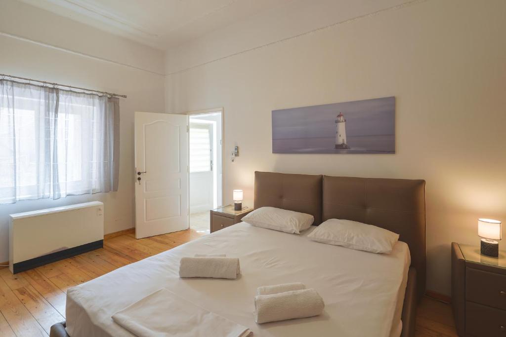 Postel nebo postele na pokoji v ubytování Stenaki - Apartments in Aegina Town
