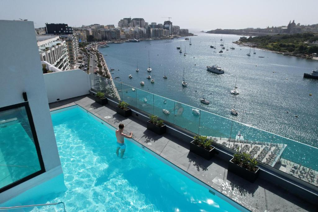 Bazén v ubytování Verdi Gzira Promenade nebo v jeho okolí