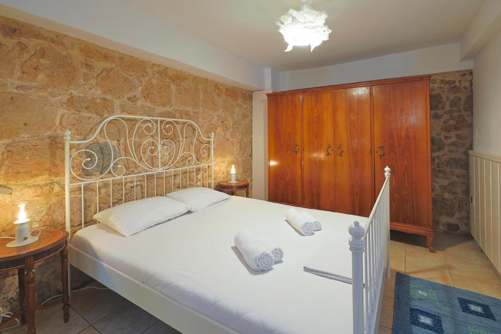 Postel nebo postele na pokoji v ubytování Stenaki - Apartments in Aegina Town