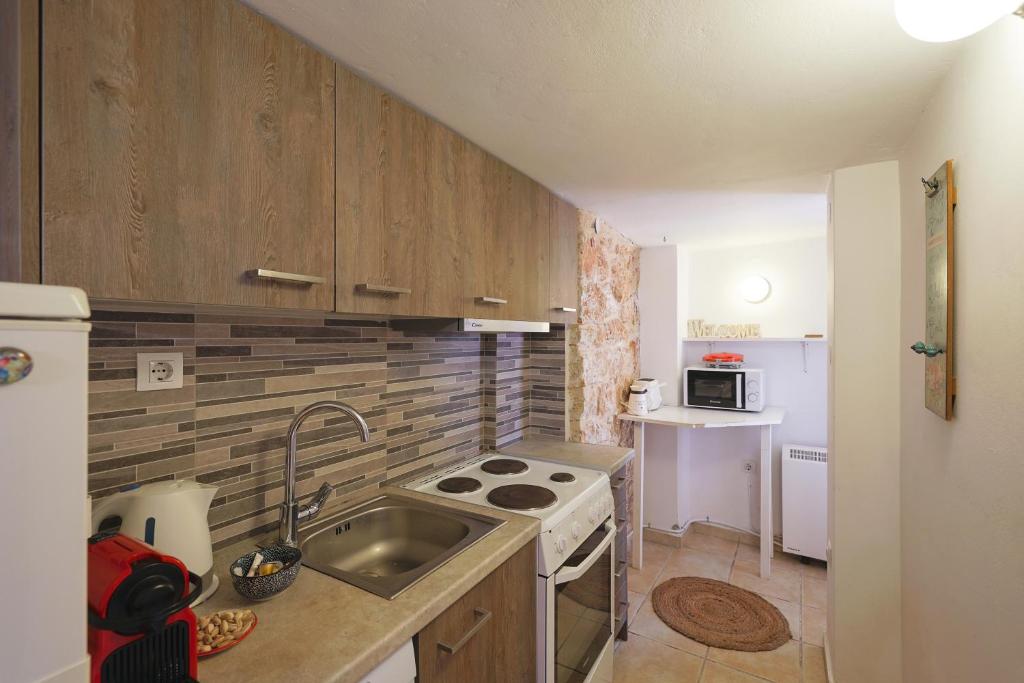 Kuchyň nebo kuchyňský kout v ubytování Stenaki - Apartments in Aegina Town