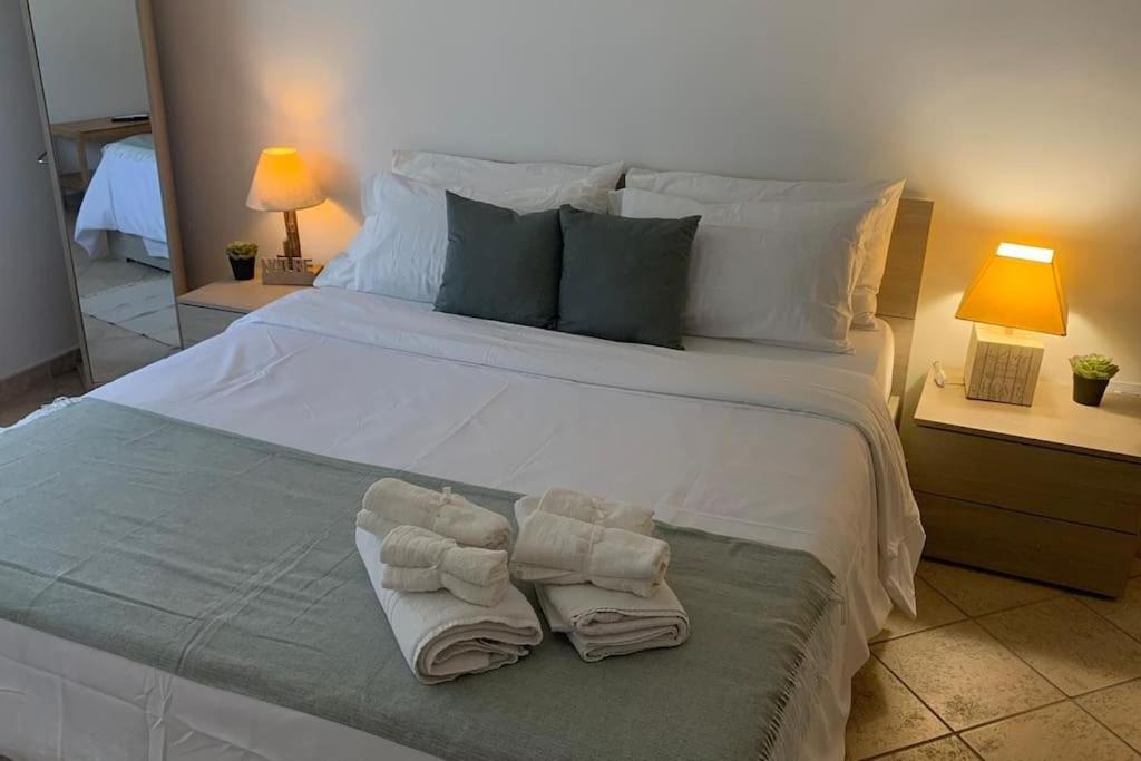 Ένα ή περισσότερα κρεβάτια σε δωμάτιο στο Roux apartment