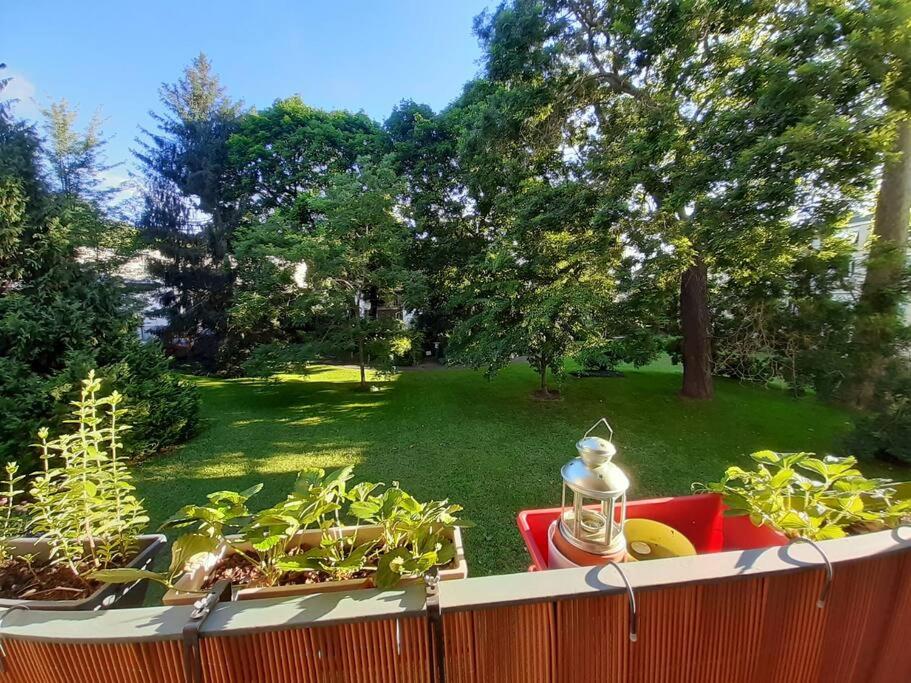 - un balcon avec des plantes offrant une vue sur le jardin dans l'établissement Charmant T5 en pleine nature à Viroflay-Versailles, à Viroflay