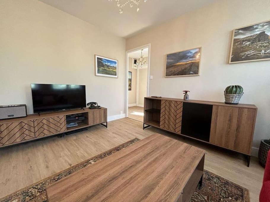 Il comprend un grand salon doté d'une télévision à écran plat. dans l'établissement Les alouettes, à Aurillac