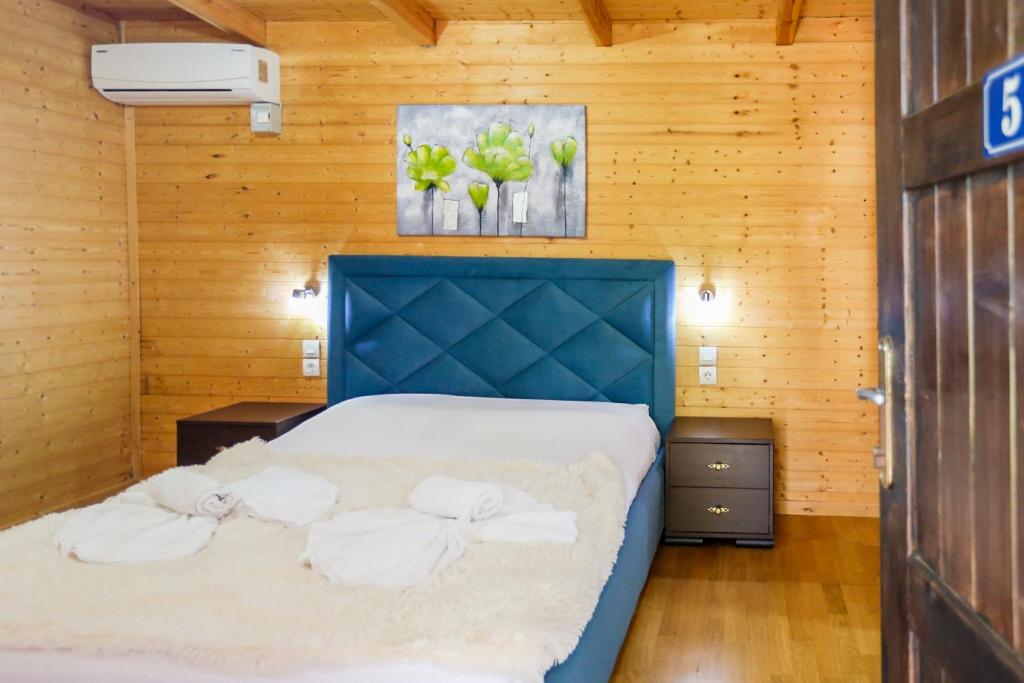 Ein Bett oder Betten in einem Zimmer der Unterkunft Holiwood