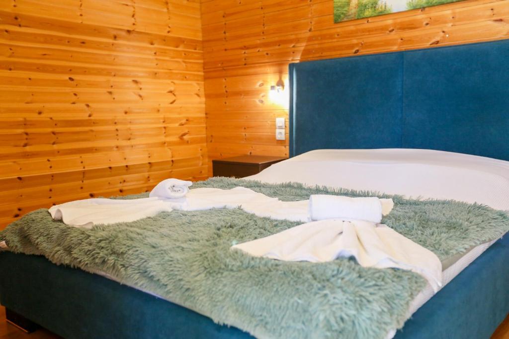 Ein Bett oder Betten in einem Zimmer der Unterkunft Holiwood