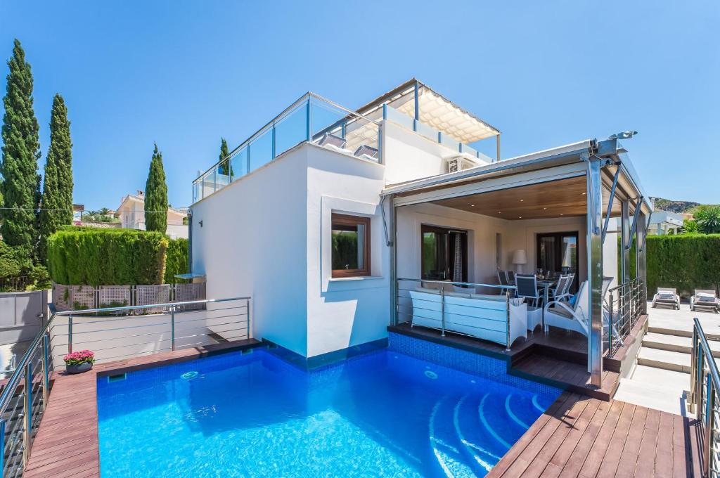 een villa met een zwembad en een huis bij Ideal Property Mallorca - Xiscama in Alcudia
