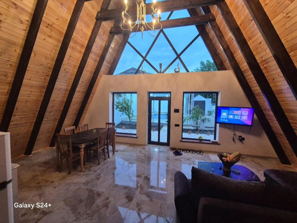 TV a/nebo společenská místnost v ubytování Magnificent Triangular Villa