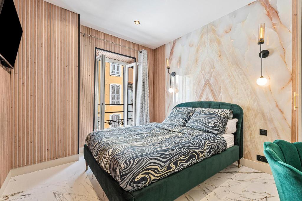 une chambre avec un lit dans une pièce dans l'établissement Nice Renting - 7FRANCE - Suite Luxe & Confort Bord de Mer Massena, à Nice