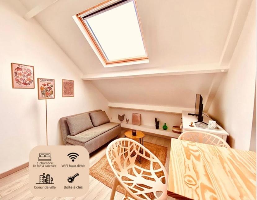 un salon avec un canapé et une fenêtre dans l'établissement MiCASA, Studio avec Clim hyper centre, à Tours