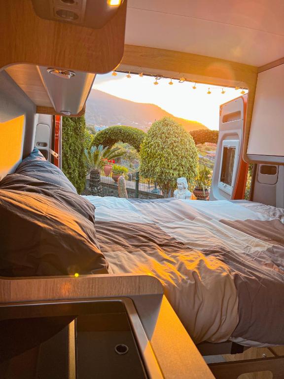 Postel nebo postele na pokoji v ubytování Furgoneta Camper Canarias