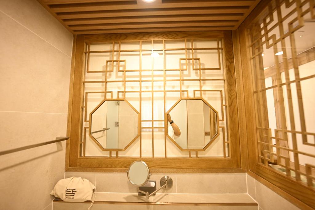 Ein Badezimmer in der Unterkunft Hanok Hotel DAAM Seoul