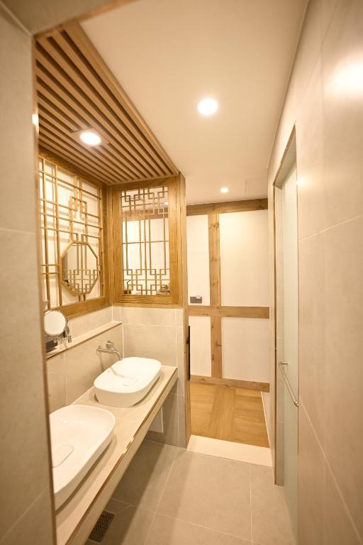 Ein Badezimmer in der Unterkunft Hanok Hotel DAAM Seoul