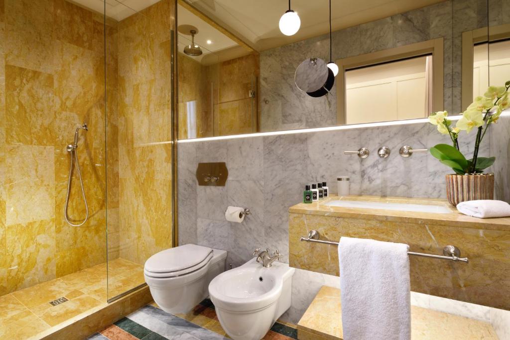 Koupelna v ubytování Floren Hotel