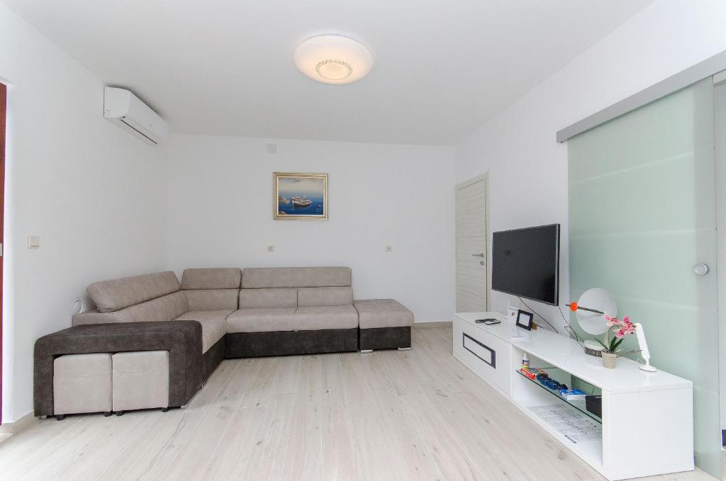 Televízia a/alebo spoločenská miestnosť v ubytovaní Apartment Ana with private pool