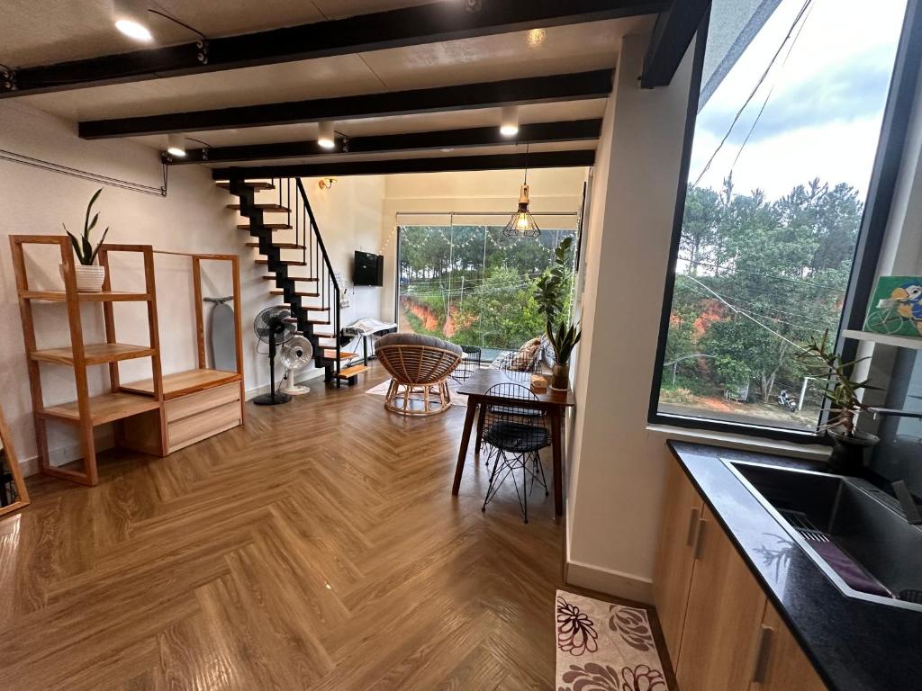 un soggiorno con tavolo e una sala da pranzo di Gia Hạ House View Đồi Thông-Pine hill-R21 a Da Lat