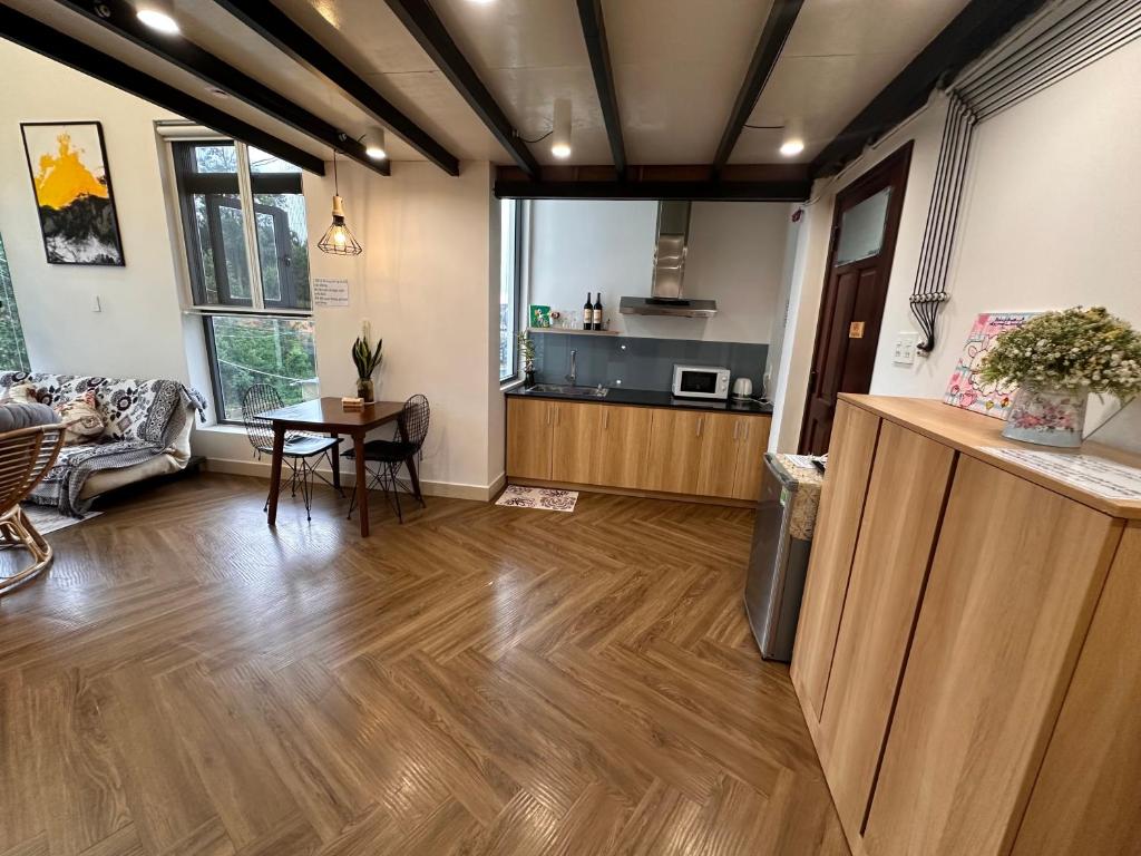 Cucina o angolo cottura di Gia Hạ House View Đồi Thông-Pine hill-R21