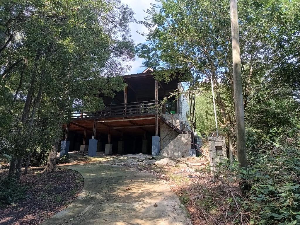 シエラ・デ・ロス・パードレスにあるCaluca Ranchの森の中の縁取り付き家