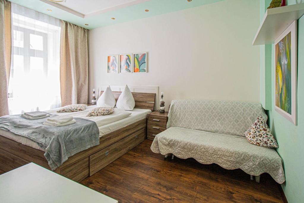 Łóżko lub łóżka w pokoju w obiekcie Ruterra Apartment Cimburkova