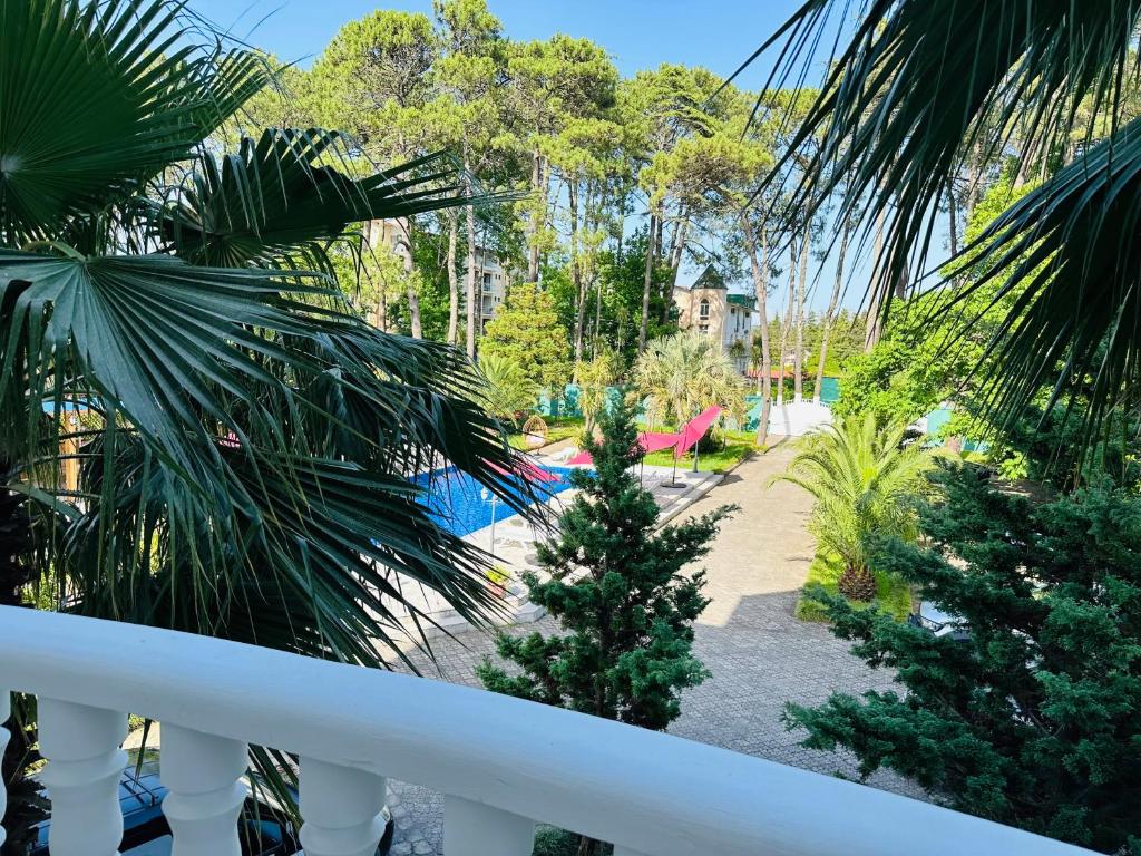Zahrada ubytování Claude Monet beach hotel