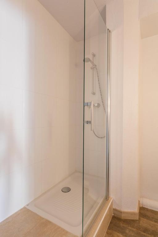 a shower with a glass door in a bathroom at Résidence Pierre & Vacances l'Ange Gardien in Villefranche-sur-Mer