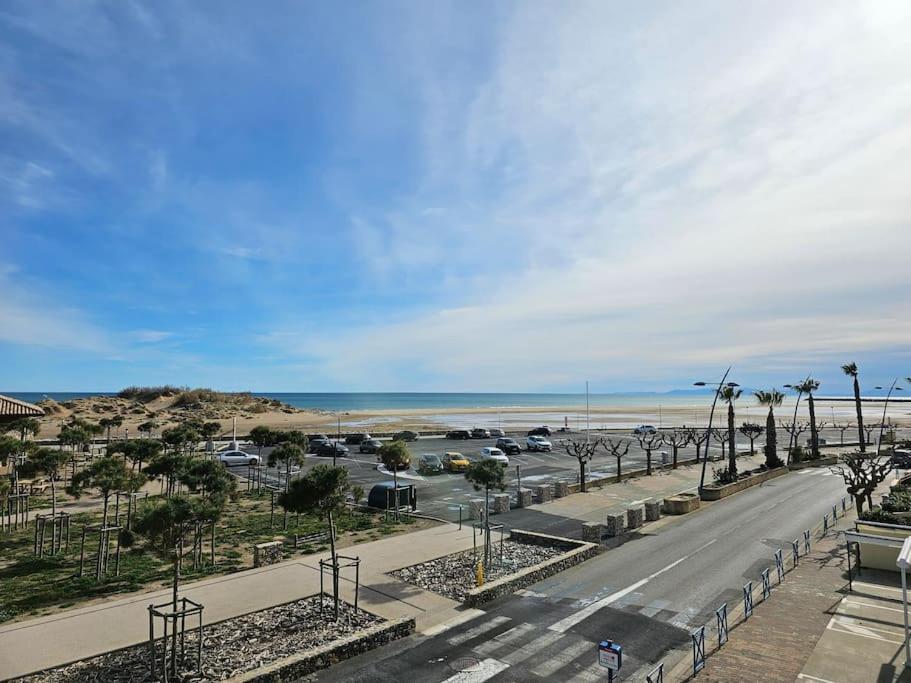 - un parking à côté de la plage avec des voitures dans l'établissement Vue Panoramique front de Mer !, à Fleury
