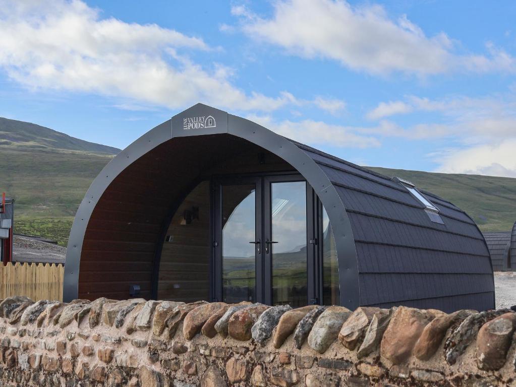 - un grand bâtiment en bois avec une grande fenêtre dans l'établissement Woodpecker, à Carnforth