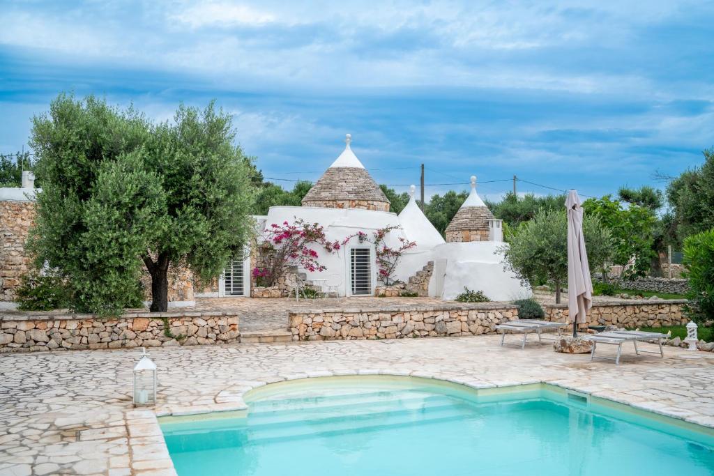 une villa avec piscine et une maison dans l'établissement Trullo Vittoria Ostuni with private swimming pool, à Ostuni