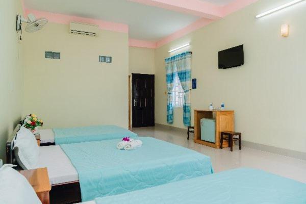 a hospital room with two beds and a television at Hotel Thuý Lan in Long Hai