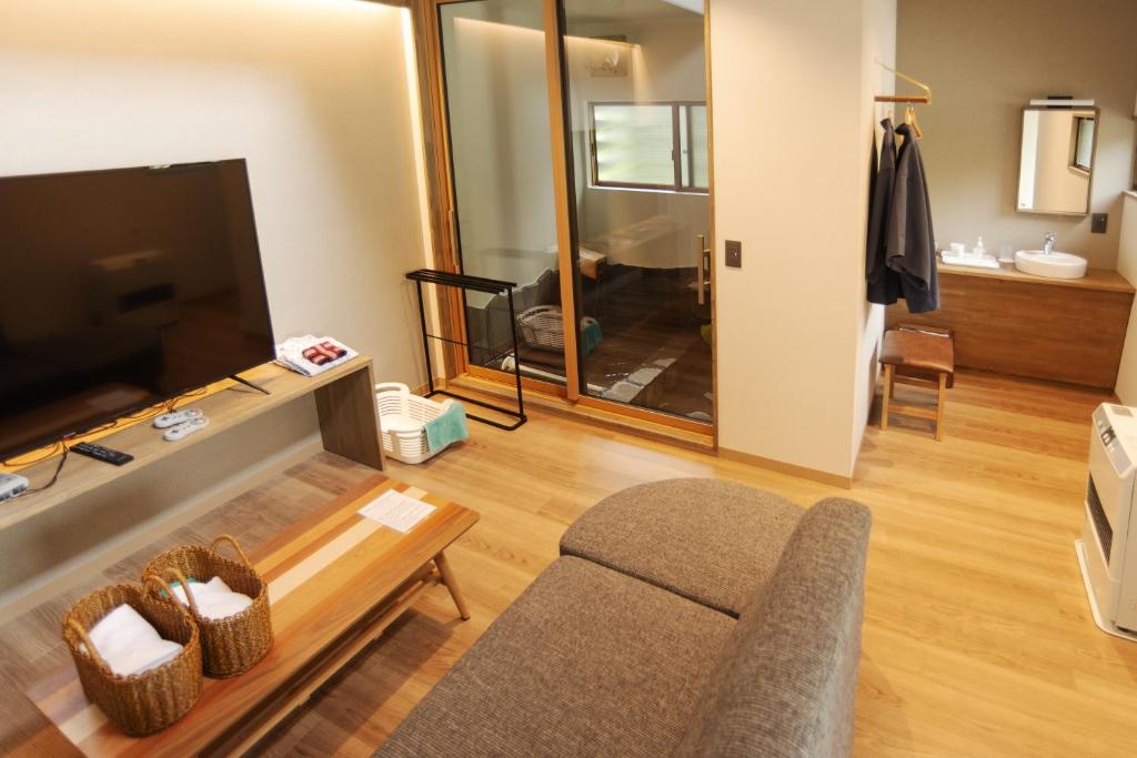 TV a/nebo společenská místnost v ubytování Kusatsu Onsen Eidaya