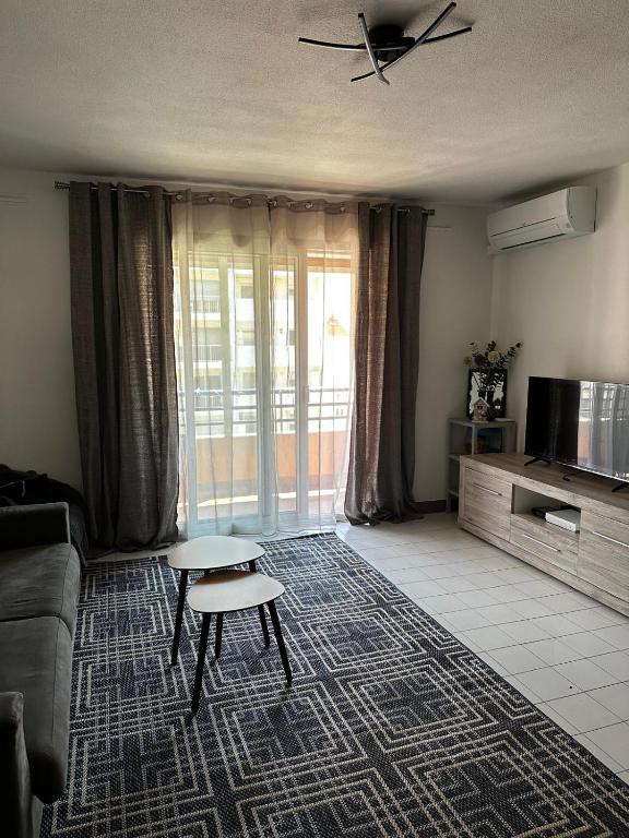 un salon avec un canapé et une table dans l'établissement Californie, à Nice