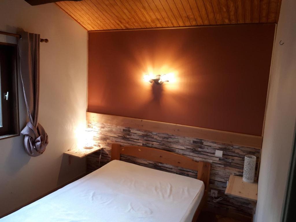 Ένα ή περισσότερα κρεβάτια σε δωμάτιο στο Les Chalets du Roc