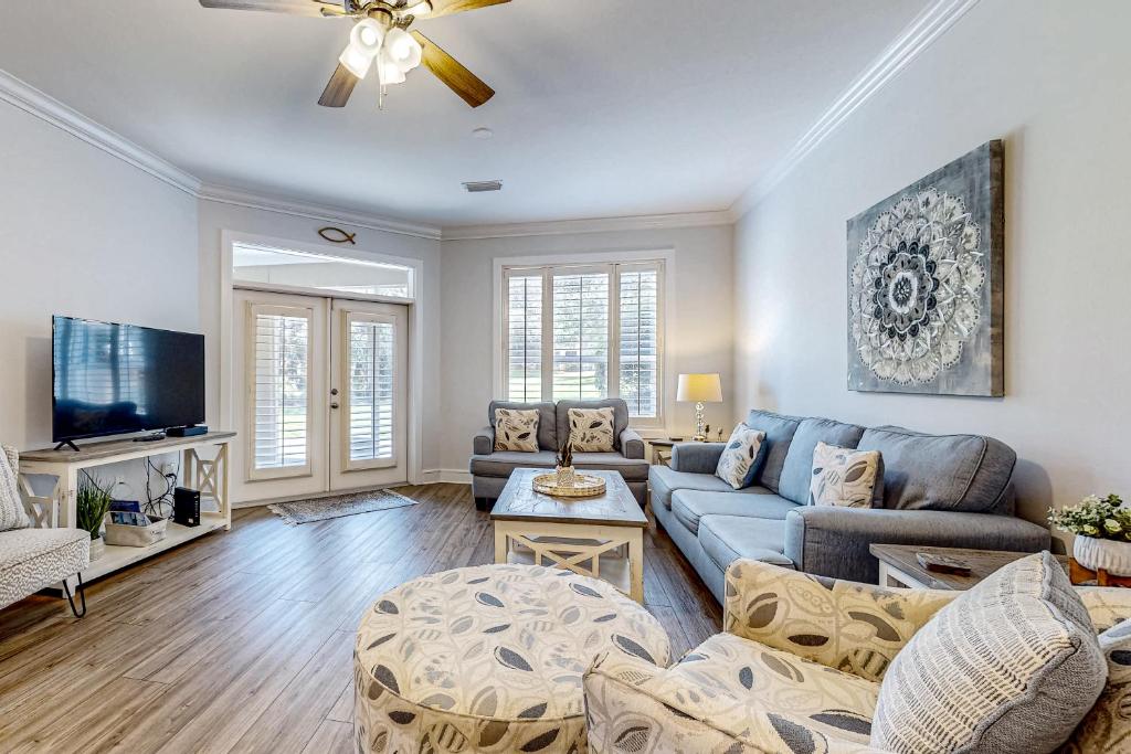 ein Wohnzimmer mit Couch und Fernseher in der Unterkunft Tivoli Terrace 5435 in Destin