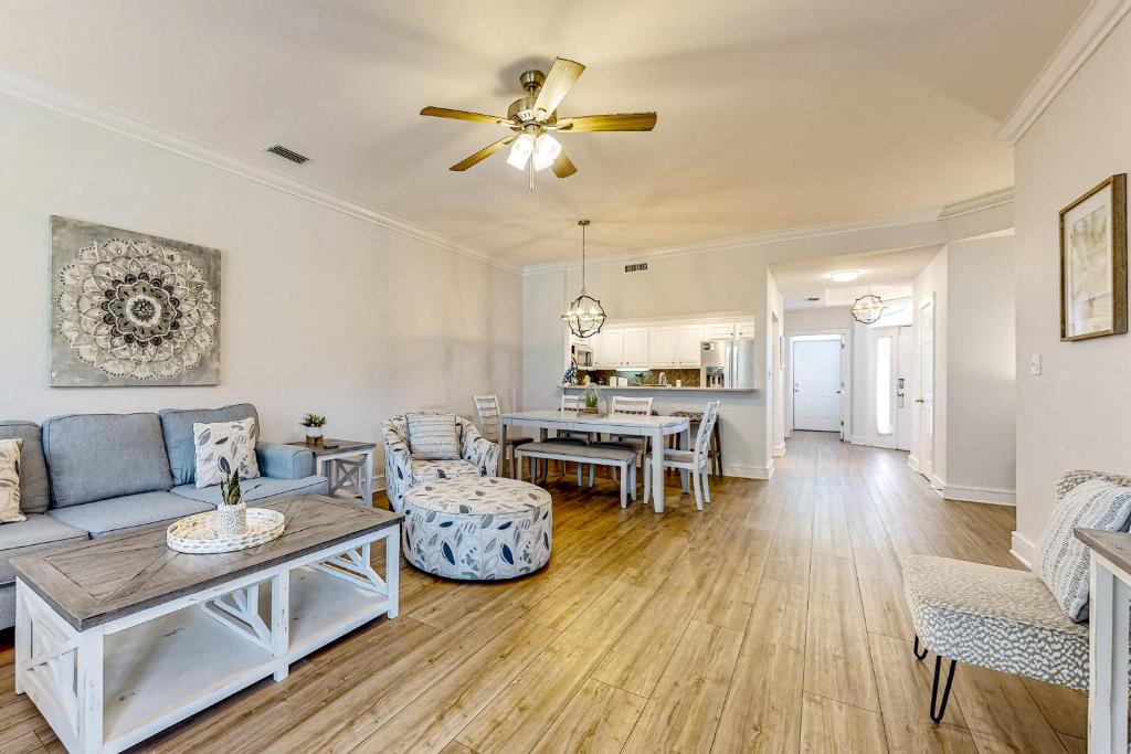 ein Wohnzimmer mit einer Couch und einem Tisch in der Unterkunft Tivoli Terrace 5435 in Destin
