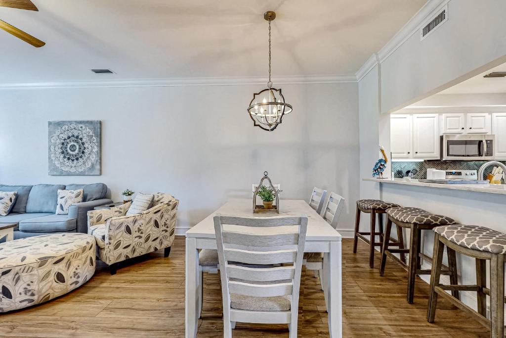 eine Küche und ein Wohnzimmer mit Tisch und Stühlen in der Unterkunft Tivoli Terrace 5435 in Destin
