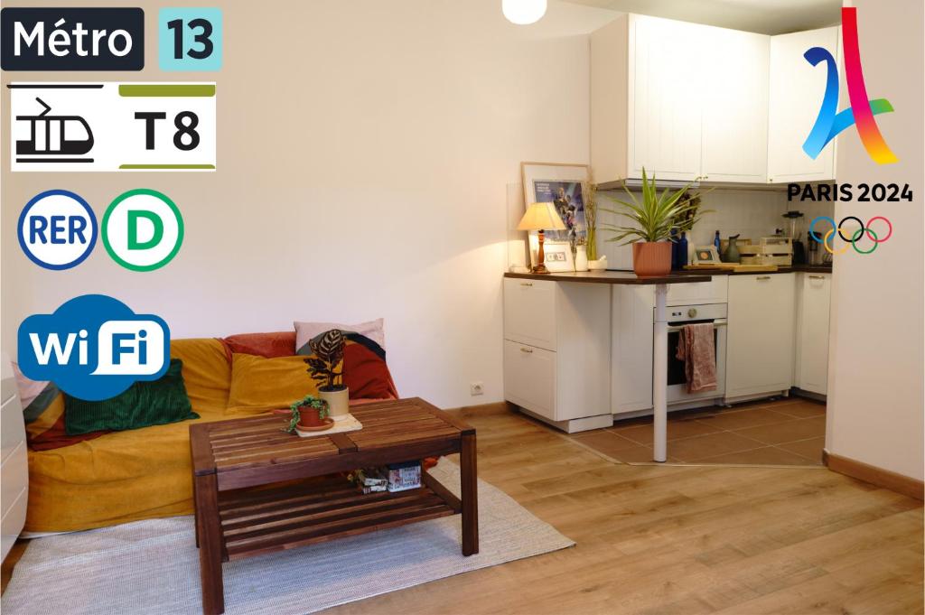 un salon avec un canapé et une table dans l'établissement T2 Cozy sur cour - Stade de France, à Saint-Denis