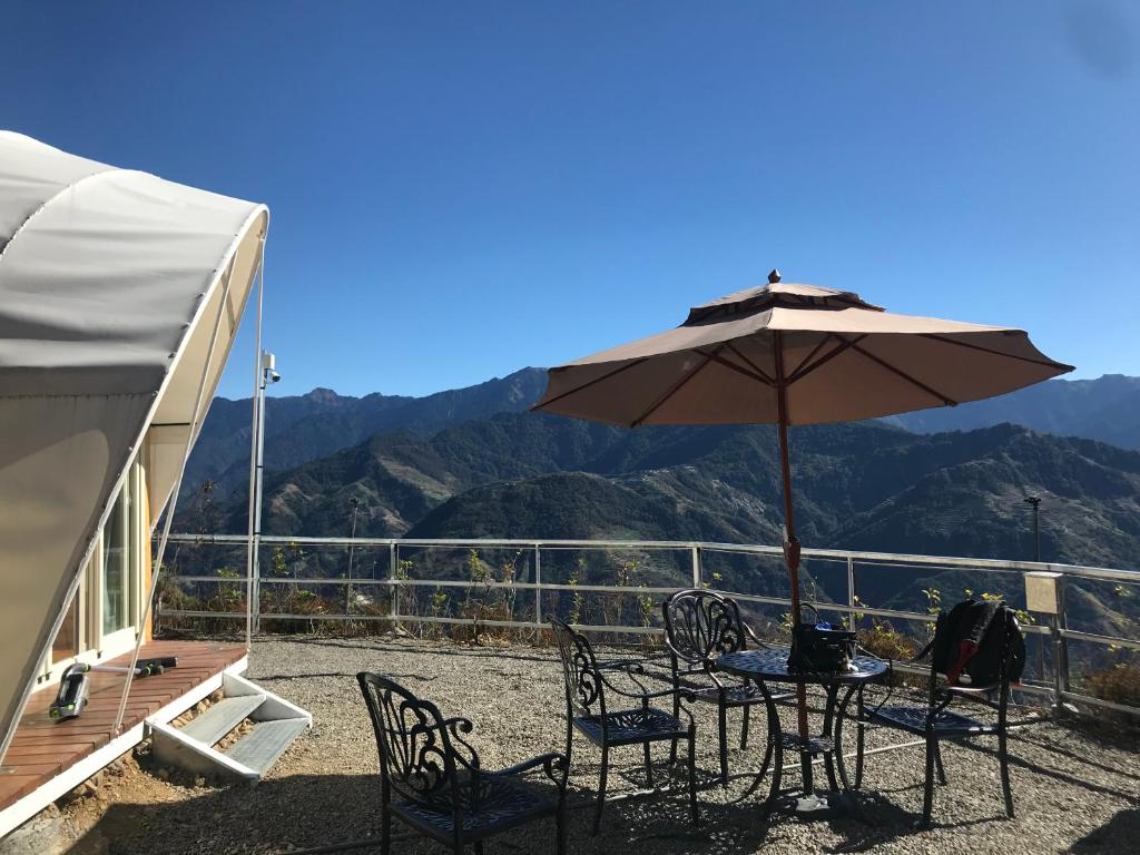 Nespecifikovaný výhled na hory nebo výhled na hory při pohledu z luxury tent