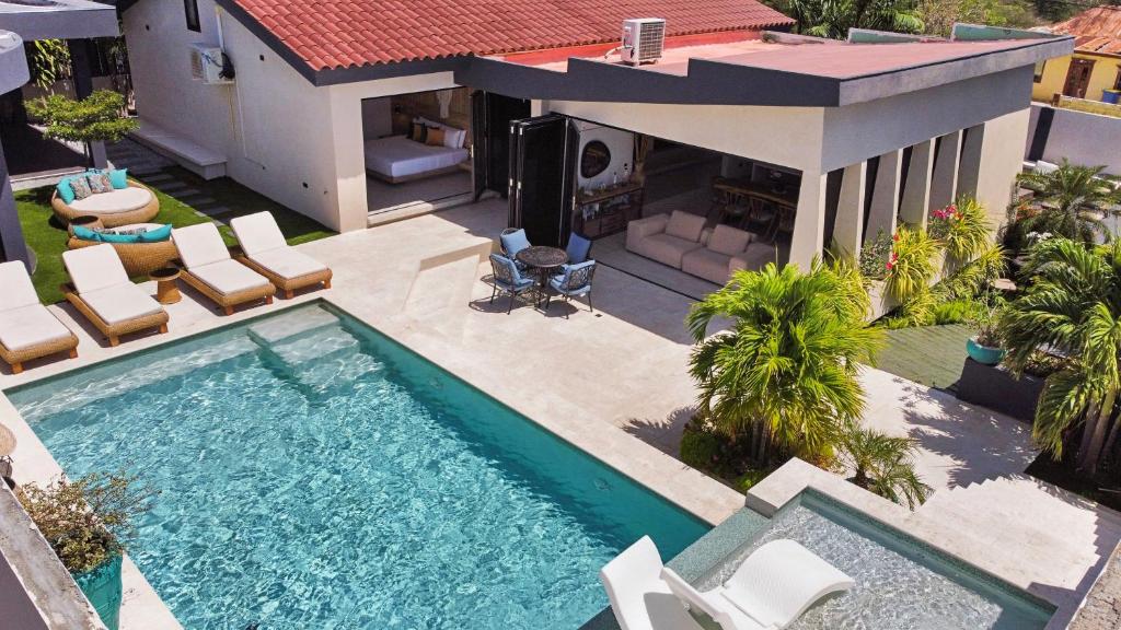 une vue aérienne d'une maison avec piscine dans l'établissement Bocobay Zen Garden Villa, à Noord