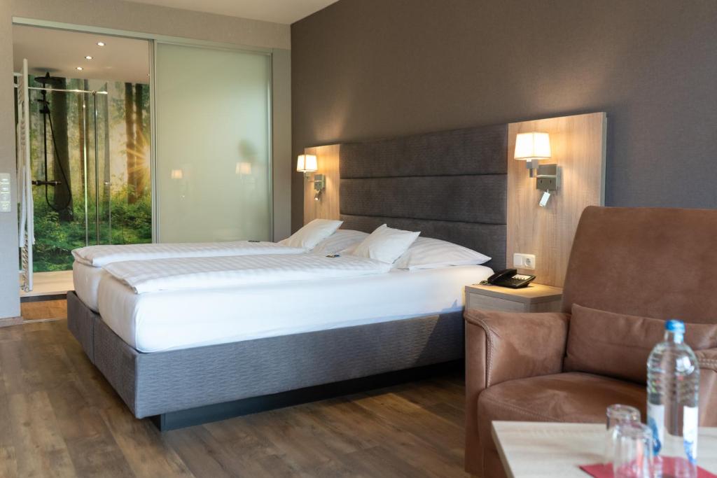 Postel nebo postele na pokoji v ubytování Sporthotel Zum Hohen Eimberg