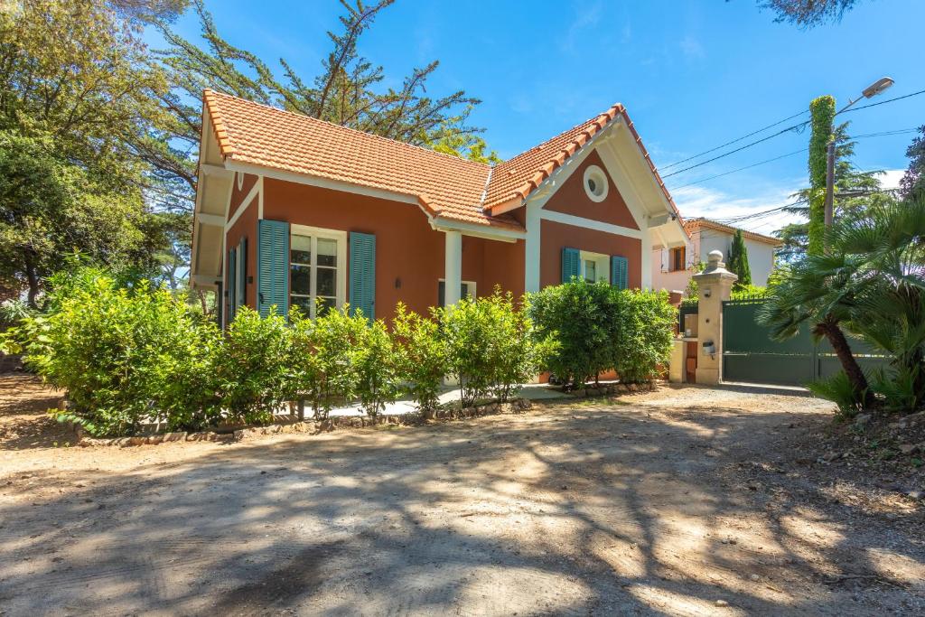 une maison avec une allée devant dans l'établissement Chalet au bord de l'eau, à Fréjus