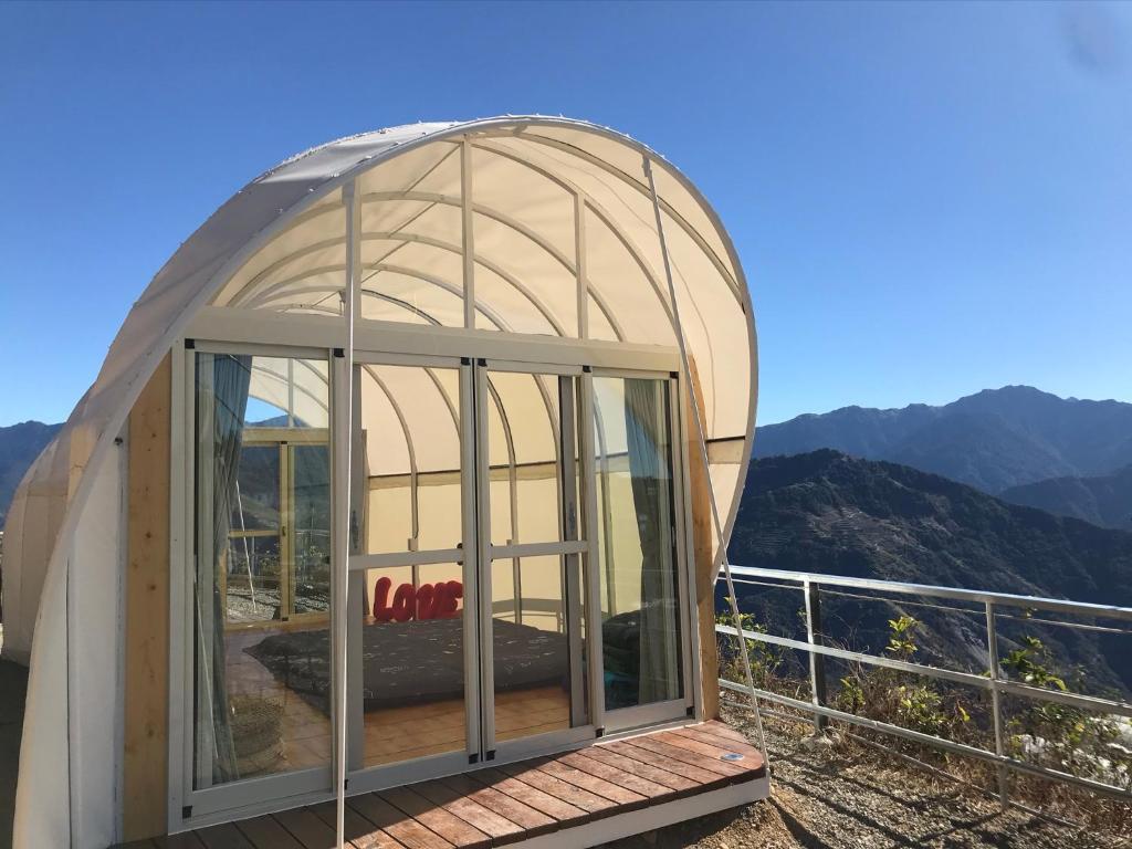 Nespecifikovaný výhled na hory nebo výhled na hory při pohledu z luxury tent