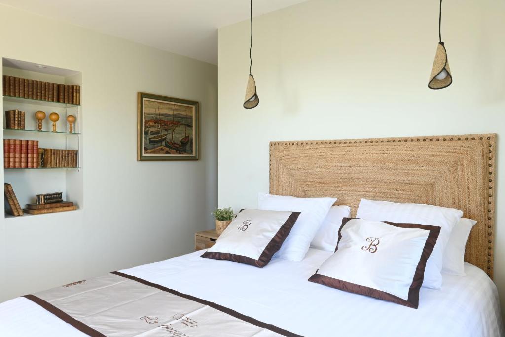 a bedroom with a white bed with two pillows at Nouveauté Exceptionnelle Très belle villa au pied du Mont Ventoux in Bédoin