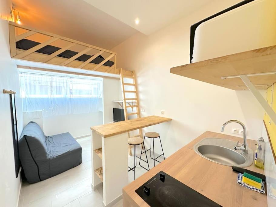 Il comprend une petite cuisine avec un évier et des lits superposés. dans l'établissement Cosy Studio avec Mezzanine proche ville, à Nice