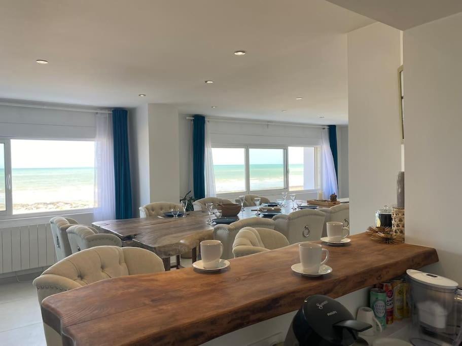 ein großes Esszimmer mit einem Tisch und Stühlen in der Unterkunft La Plage in Donville-les-Bains