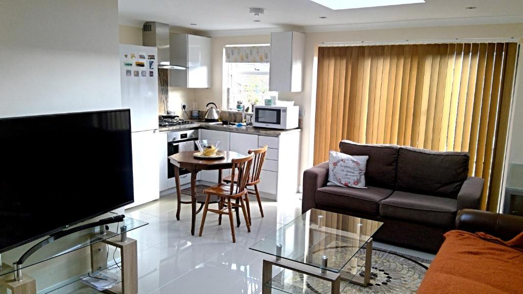 TV a/nebo společenská místnost v ubytování Luxury London Ensuite Double Room, Park free, Tram-Train!