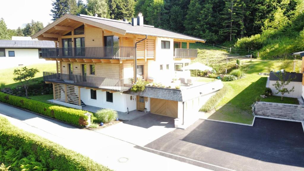 een luchtfoto van een huis bij Apartment Troger in Fieberbrunn