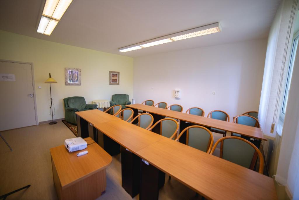 The business area and/or conference room at Hotel Ovit