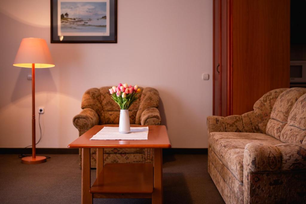 A seating area at Hotel Ovit