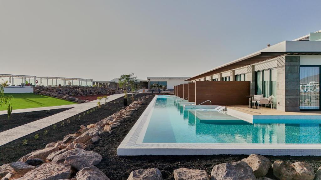 Bazén v ubytování Barceló Playa Blanca Royal Level - Adults Only nebo v jeho okolí