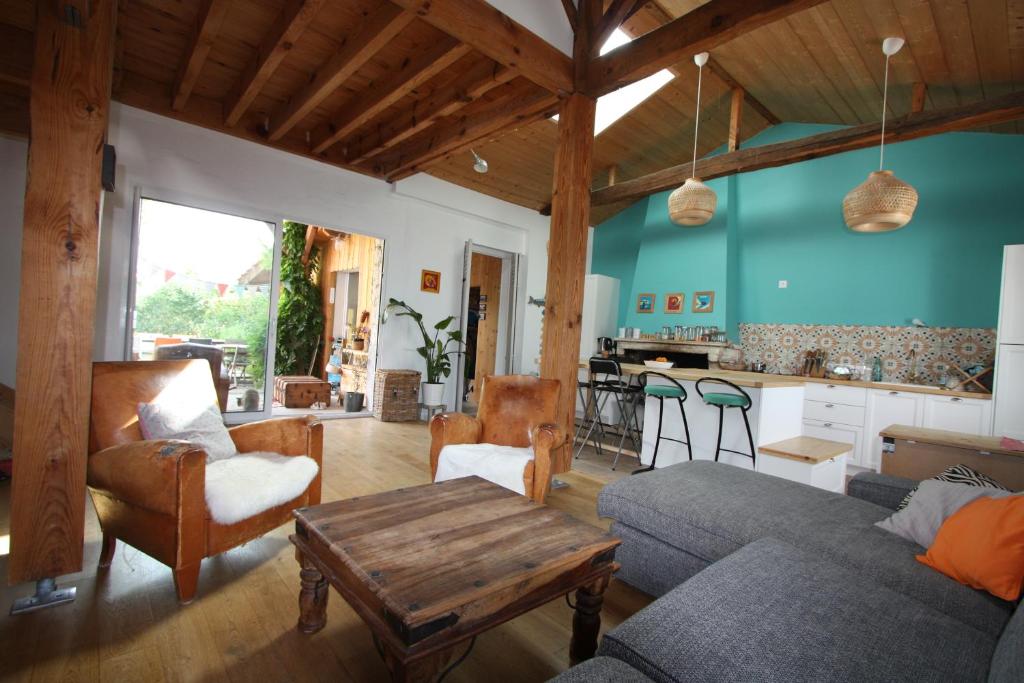 un salon avec un canapé et une table dans l'établissement Maison 4 chambres et grand jardin, à La Teste-de-Buch